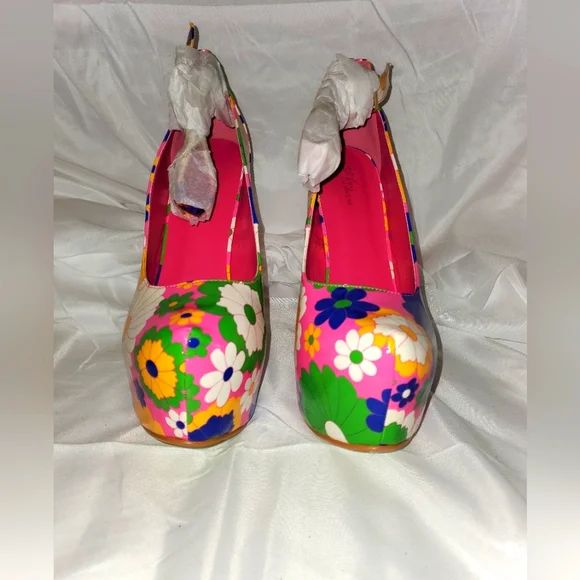 AMI Clubwear - Picture 3 of 6